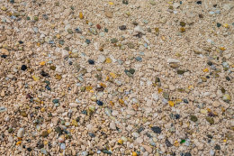 Kanica - barevné oblázky na hlavní pláži (v zátoce Rina), Šibenická riviéra, Chorvatsko