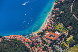 Pláže Moščenička Draga - letecký pohled, Istrie, Chorvatsko