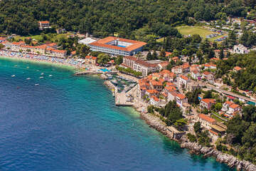 Pláže Moščenička Draga - letecký pohled, Istrie, Chorvatsko