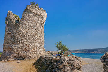 Pláž Večka kula - protiturecká obranná věž, Starigrad, Zadarská riviéra, Chorvatsko