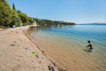 Písčitooblázková pláž, Posedarje, Zadarská riviéra, Chorvatsko