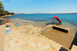 Soukromá pláž pro hosty penzionu Adria Haus, Posedarje, Zadarská riviéra, Chorvatsko