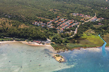 Písečná pláž na ostrůvku s kostelíkem Sv. Duha - letecký pohled, Posedarje, Zadarská riviéra, Chorvatsko