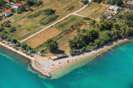 Pláže Posedarje - letecký pohled, Zadarská riviéra, Chorvatsko