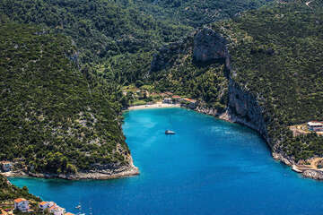 Pláže Pokrivenik - letecký pohled, ostrov Hvar, Chorvatsko