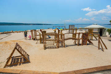 Selce - hřiště na pláži, Crikvenická riviéra, Chorvatsko
