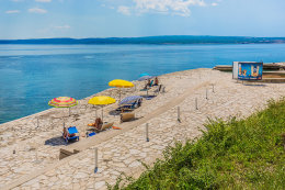 Selce - kamenné vydlážděné plochy, Crikvenická riviéra, Chorvatsko