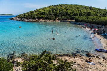 Písečná pláž Milna, Milna, ostrov Vis, Chorvatsko