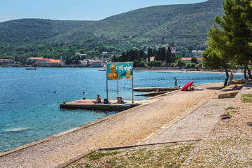 Oblázková pláž Prilovo, město Vis, ostrov Vis, Chorvatsko