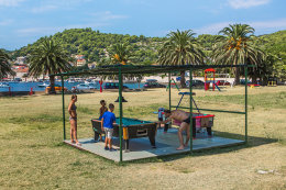 Oblázková pláž Prilovo, město Vis, ostrov Vis, Chorvatsko