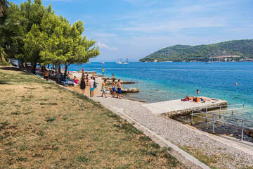 Oblázková pláž Prilovo, město Vis, ostrov Vis, Chorvatsko