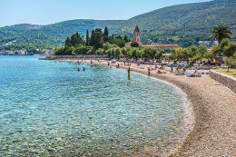 Oblázková pláž Prilovo, město Vis, ostrov Vis, Chorvatsko