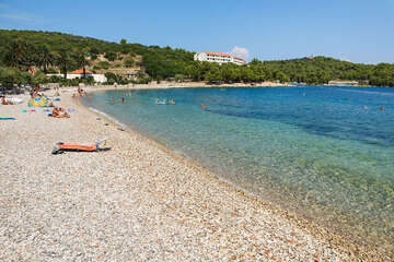 Oblázková pláž Prilovo, město Vis, ostrov Vis, Chorvatsko