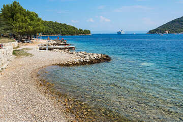 Oblázková pláž Prilovo, město Vis, ostrov Vis, Chorvatsko