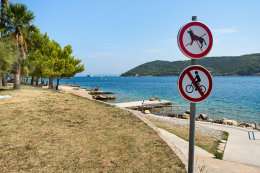 Oblázková pláž Prilovo, město Vis, ostrov Vis, Chorvatsko