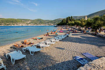 Oblázková pláž Prilovo, město Vis, ostrov Vis, Chorvatsko