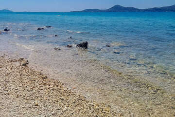 Biograd na Moru - oblázková pláž u mobilhomů Kum, Chorvatsko