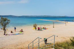 Biograd na Moru - oblázková pláž u mobilhomů Maar, Chorvatsko