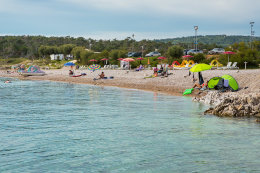 Šilo - oblázková pláž, ostrov Krk, Chorvatsko	