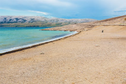 Dražica - pláž Plat (foceno po sezóně), ostrov Pag, Chorvatsko