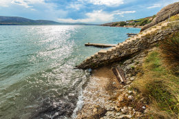 Dražica - koupání pod domy v letovisku, ostrov Pag, Chorvatsko