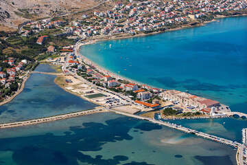 Pláže města Pag - letecký pohled, ostrov Pag, Chorvatsko