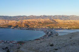 Pag - pohled na město z vyhlídky Vidikovac Gradac, ostrov Pag, Chorvatsko