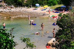 Potočnica - písečná pláž pod domem Odorčić, ostrov Pag, Chorvatsko