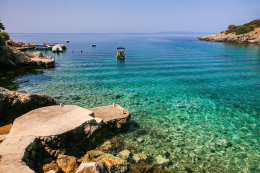 Potočnica - betonové plácky ke slunění, ostrov Pag, Chorvatsko