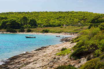 Písečná pláž Zaglav - 1 km od Milny, ostrov Vis, Chorvatsko