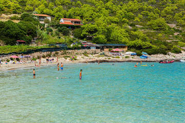 Písečná pláž Zaglav - 1 km od Milny, ostrov Vis, Chorvatsko
