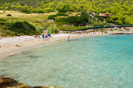 Písečná pláž Zaglav - 1 km od Milny, ostrov Vis, Chorvatsko