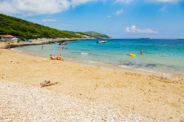 Písečná pláž Zaglav - 1 km od Milny, ostrov Vis, Chorvatsko