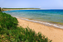 Povljana - písečná pláž poblíž domu Bendžo, ostrov Pag, Chorvatsko