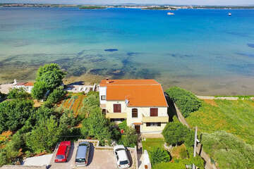 Apartmány Esperanza - parkoviště nad domem, Tkon, ostrov Pašman, Chorvatsko