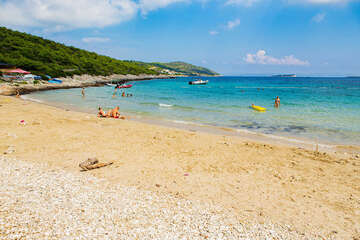 Písečná pláž Zaglav - 900 m na jihozápad od Milny, ostrov Vis, Chorvatsko