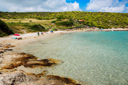 Písečná pláž Zaglav - 900 m na jihozápad od Milny, ostrov Vis, Chorvatsko