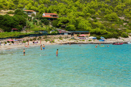 Písečná pláž Zaglav - 900 m na jihozápad od Milny, ostrov Vis, Chorvatsko