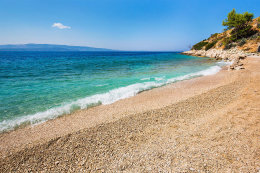 Pláž u domu Dorela v sousední zátoce, okolí zátoky Vela Planica, ostrov Brač, Chorvatsko