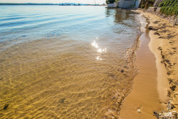 Tkon - písečná pláž západně od trajektu, Tkon, ostrov Pašman, Chorvatsko
