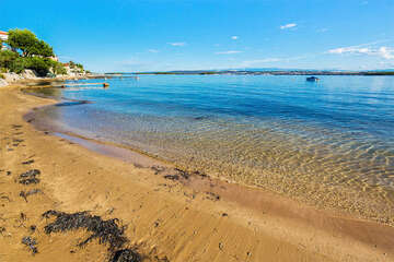 Tkon - písečná pláž západně od trajektu, Tkon, ostrov Pašman, Chorvatsko