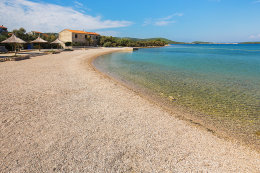 Tkon - Ugrinići, oblázková pláž západně od trajektu, Tkon, ostrov Pašman, Chorvatsko