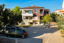 Apartmány Roza - parkoviště u horní budovy, Mandre, ostrov Pag, Chorvatsko