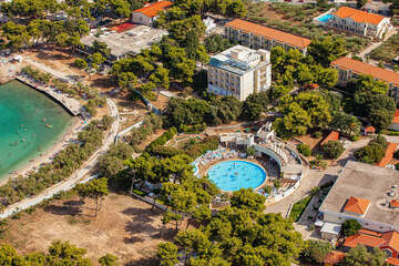 Supetar - letecký pohled, oblázková pláž Banj, ostrov Brač, Chorvatsko