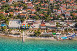 Supetar - letecký pohled, oblázková pláž Tri mosta, ostrov Brač, Chorvatsko