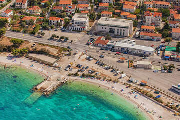 Supetar - letecký pohled, oblázkové pláže Acapulco a Vrilo východně od přístavu, ostrov Brač, Chorvatsko