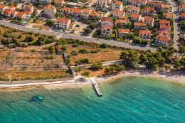 Supetar - letecký pohled, další z oblázkových pláží, ostrov Brač, Chorvatsko