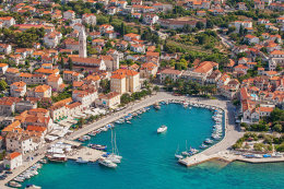 Supetar - letecký pohled, ostrov Brač, Chorvatsko