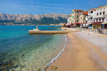 Baška - menší pláže v severní části letoviska, ostrov Krk, Chorvatsko