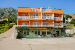 Apartmány Nikola (starší snímek - bez předzahrádek v přízemí), Gradac, Makarská riviéra, Chorvatsko